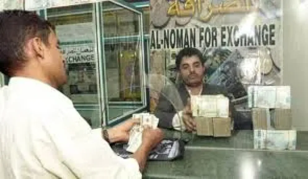خبير اقتصادي يكشف ”عملية نهب منظم” في تحويل الأموال بين عدن وصنعاء